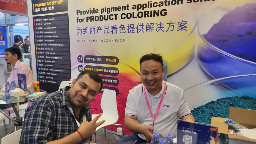 精顏工作人員與國際友人合影留戀