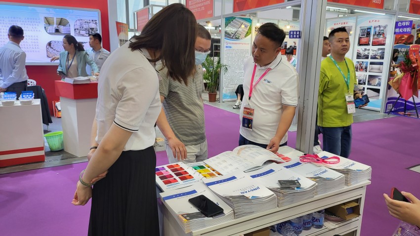 客戶在翻看我們的顏料色卡