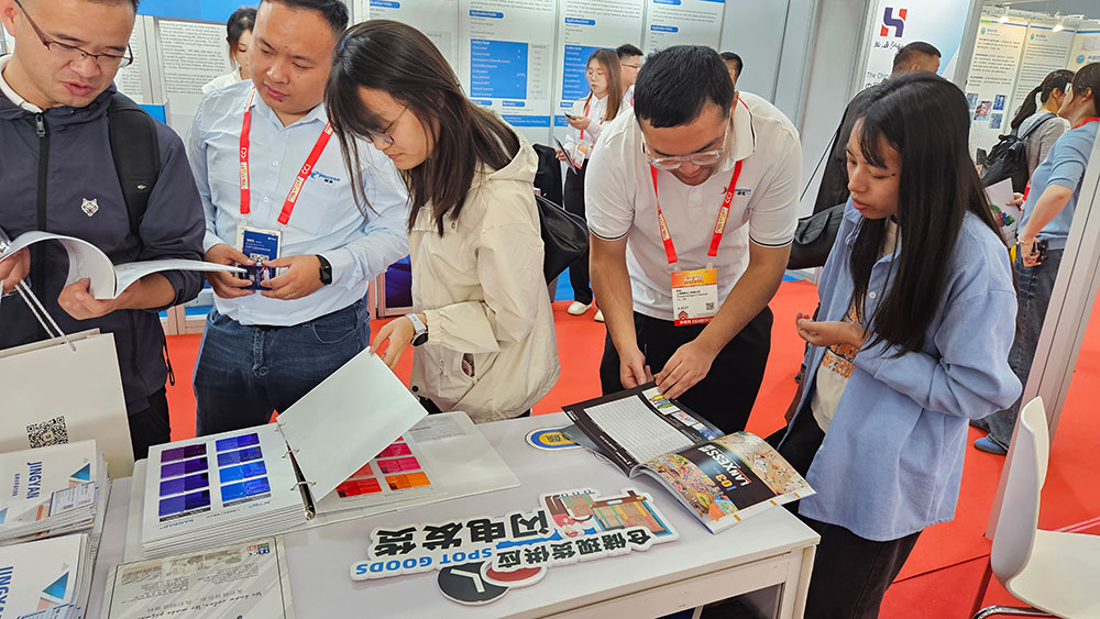 精顏化工專業團隊為客戶詳細介紹產品技術參數