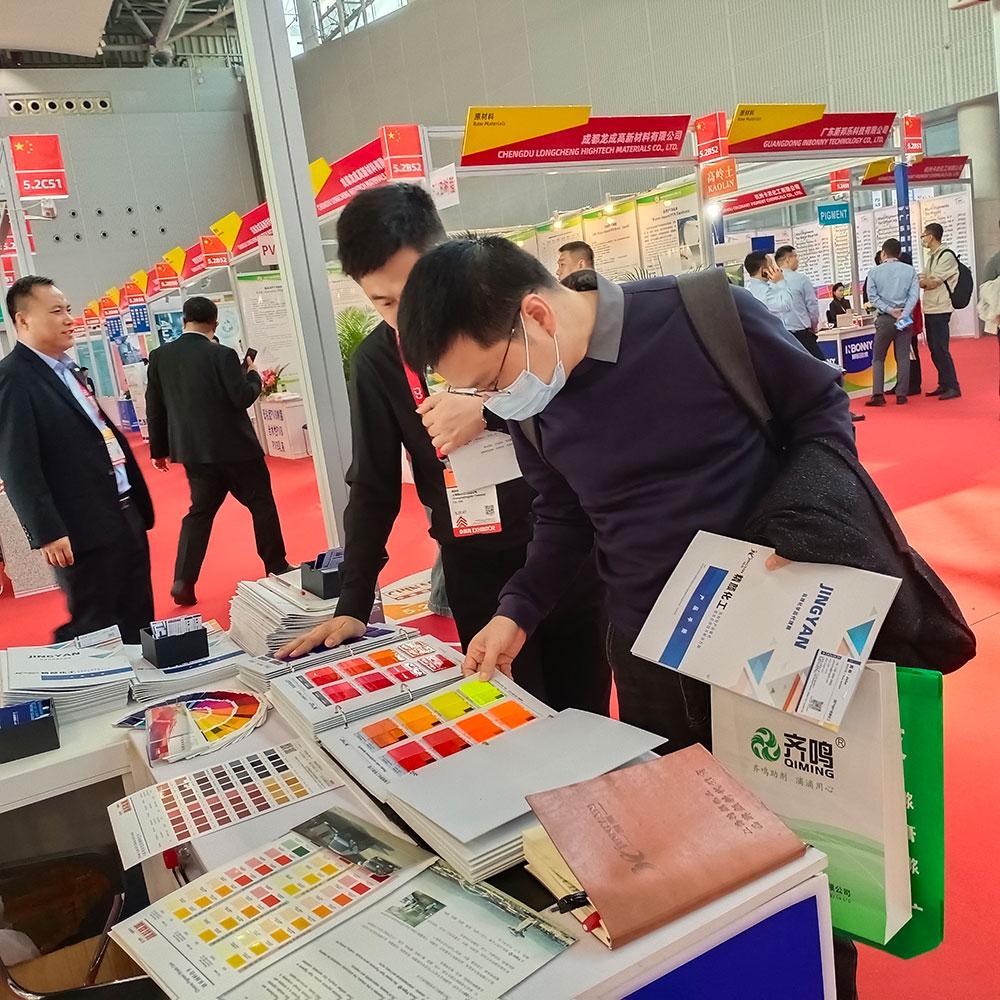 客戶在看我們的顏料色卡