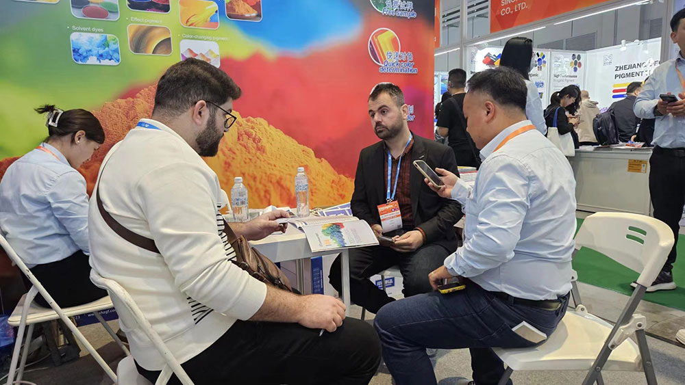 技術(shù)團(tuán)隊(duì)與國(guó)外客戶現(xiàn)場(chǎng)交流