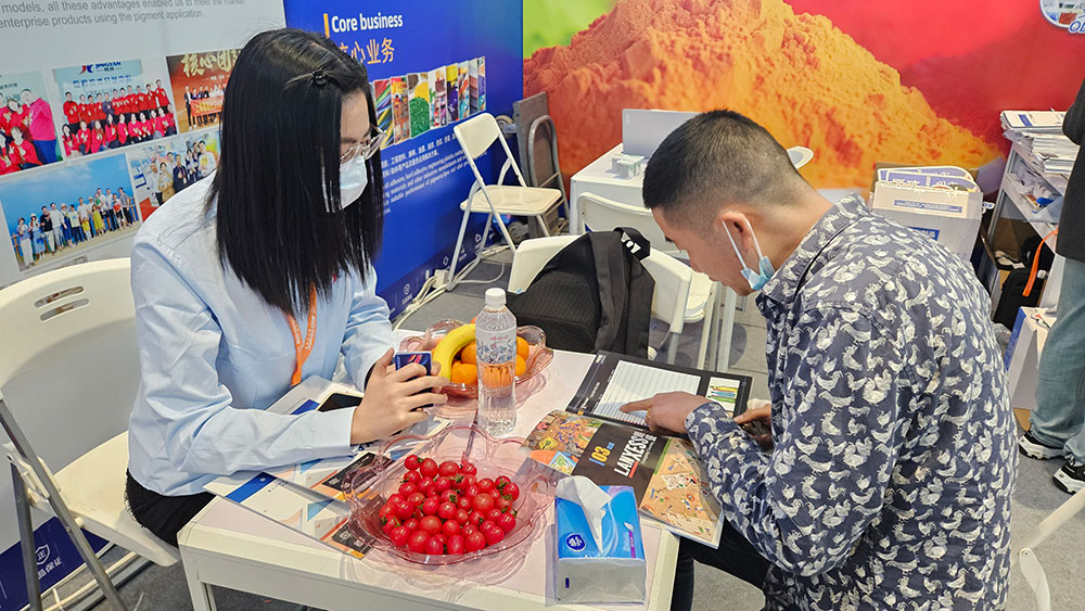 客戶在觀看我們的產(chǎn)品手冊(cè)