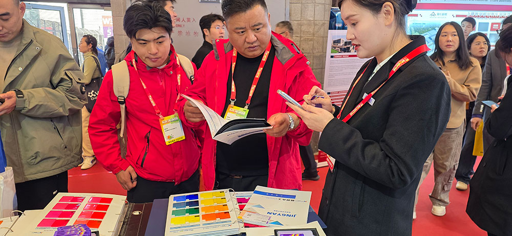 工作人員現(xiàn)場向客戶介紹顏料色卡