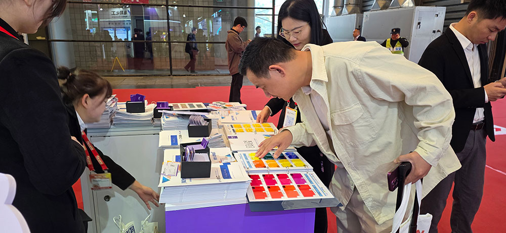 觀眾在仔細觀看我們的顏料色卡