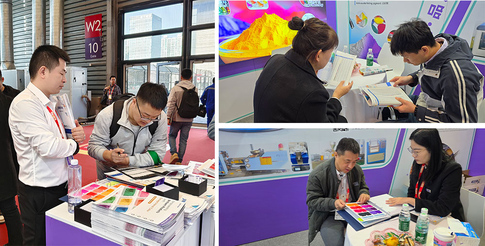 客戶在展示區(qū)查看產(chǎn)品手冊