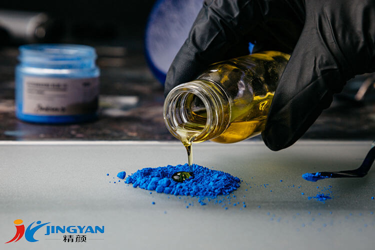 用亞麻籽油制作群青藍油漆的圖像